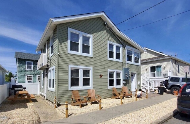 2BR 1BT Newly renovated OPEN FLOOR PLAN. 450 ft from the beach and boardwalk!