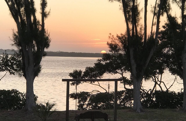 2BR/2BA Bayfront Retreat! Watch Sunrise Over Water with Bay Views & Free WIFI