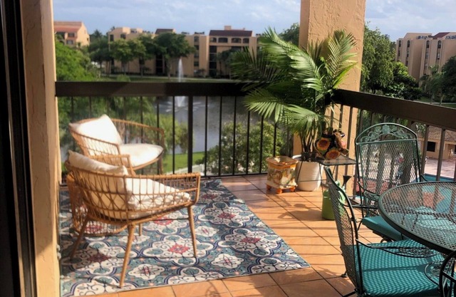 2BR/2BA Condo with 2 Pools, Hot Tub & Lake Views! 1 mile to beach