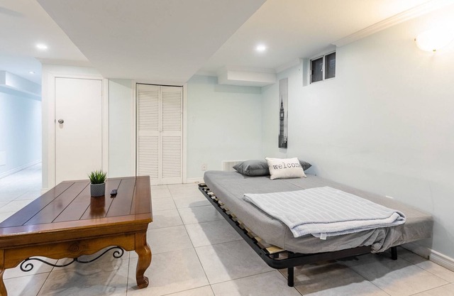 2BR Apt - Close to Trinity Bellwoods Park!