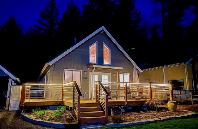 2BR Cabin w/Hot Tub, Near Trails+Ski+Snowboard