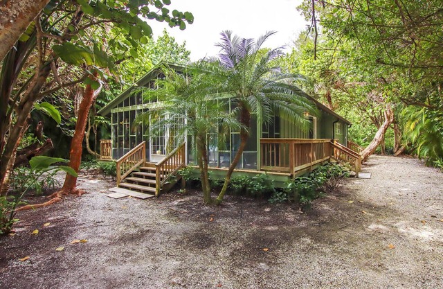 2BR Captiva Retreat Steps from the Beach with King Bed