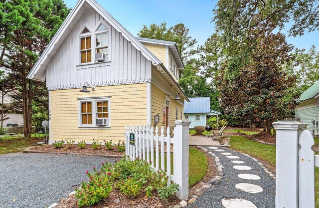 2BR coastal cottage w/whirlpool tub & patio
