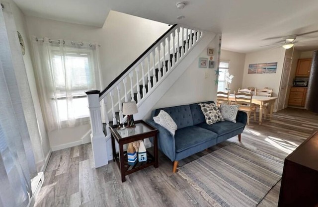 2BR Cottage 3 blocks to the beach- walking distance to everything in town