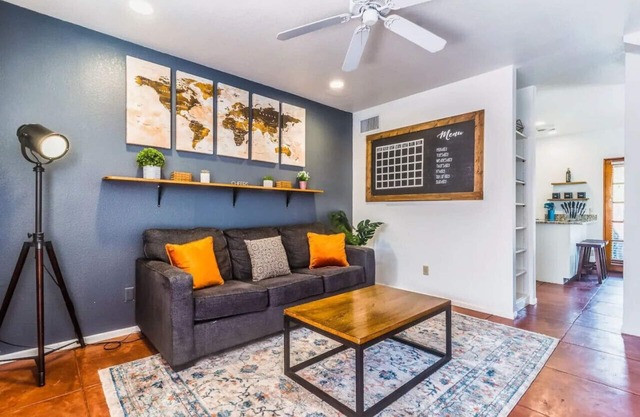 2BR Hideaway w/Patio – Springtime in Downtown!