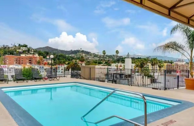 2BR Hollywood Apt w/Rooftop Pool & Stunning Views of city and the Hollywood Sign