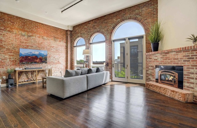 2BR Loft, Bar & Pikes Peak Deck View, Downtown