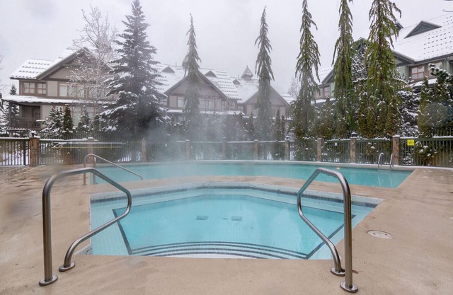 2BR Modern Home in Whistler Village-Hot tub & Pool