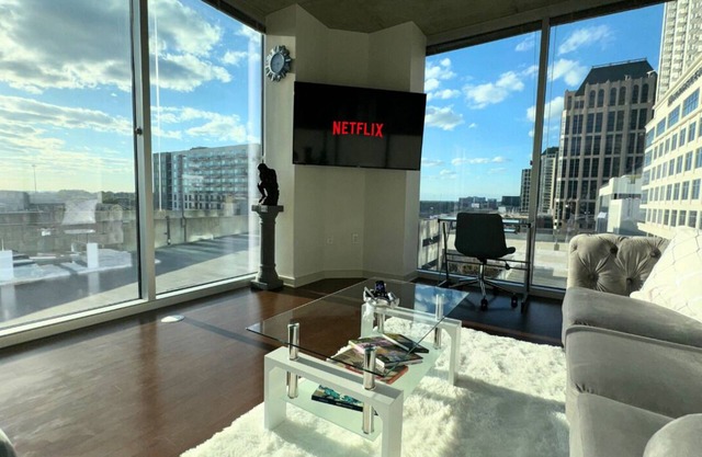 2BR Relaxing High-Rise ATL Condo -King Bed & Free Parking! Balcony w/City View!