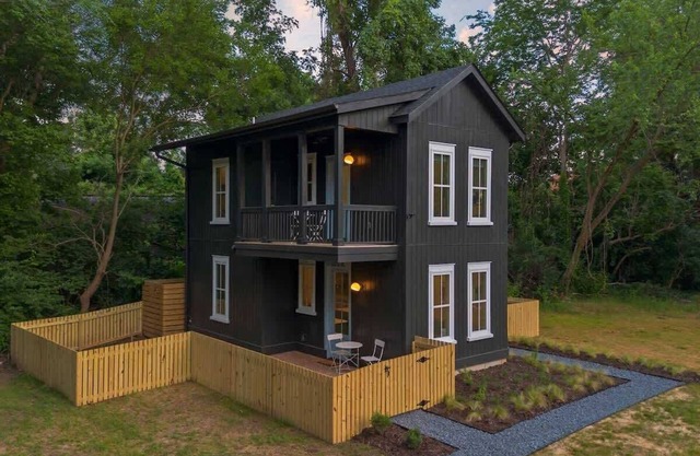 2BR Urban Retreat w/Deck, Near Downtown Durham