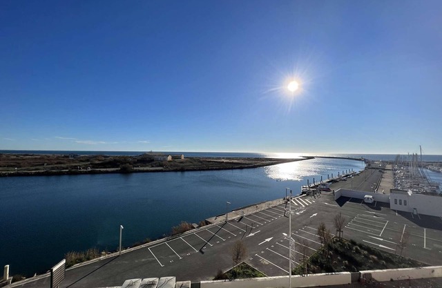 2BR with terrace, parking, and sea view for 6 in Valras-Plage