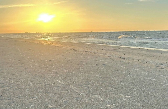 2Br2Ba w/Loft beachfront Coquina Beach 1G. Gulf view from all windows. Sleeps 5