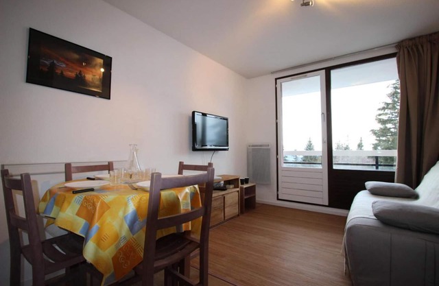 2nd floor, balcony, tv, ski locker, 24m², Chamrousse