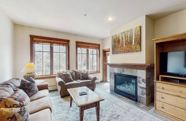 2nd-floor condo near downtown with hot tubs, pool & gym - walk to lifts