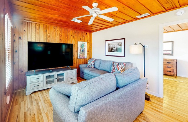 2nd-floor dog-friendly cottage near the beach with deck, WiFi, outdoor dining
