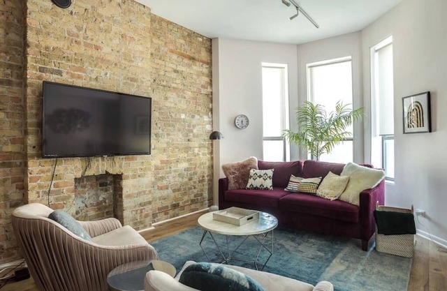 2nd Floor Flat in River North - 2N