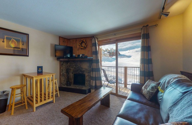 2nd-floor mountain-view condo with sauna, balcony, kitchen - walk to lifts