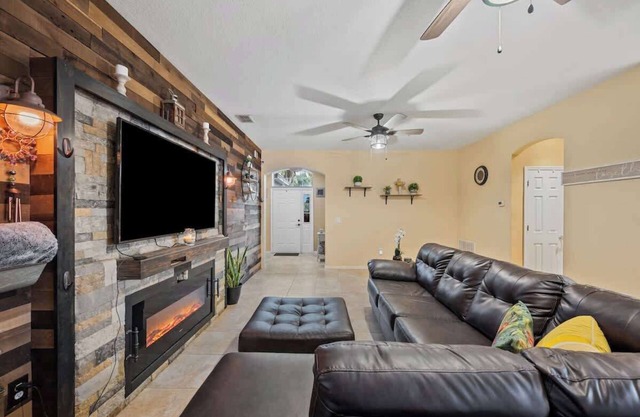 3/2 Family + Pet Friendly home + Washer/Dryer