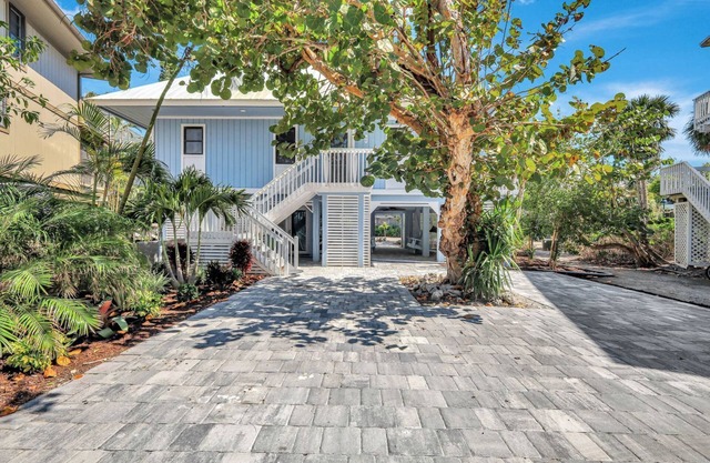3/2, Pool, Tennis Crts, Bikes/Kayaks/SUP's, Pool/PPong Table, Steps to Beach