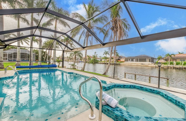 3/2 updated Gulf access canal home electric heated pool & Jacuzzi - Coconut Cove