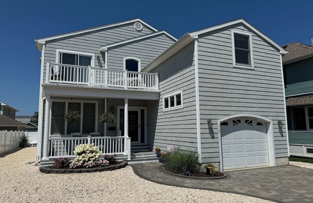 3,600 sq ft - 6 bed/3.5 bath Beach Vacation Home - Great Location!