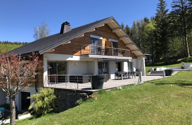 3 * 85 m2 independent apartments in contemporary house with PRIVATE GARAGE