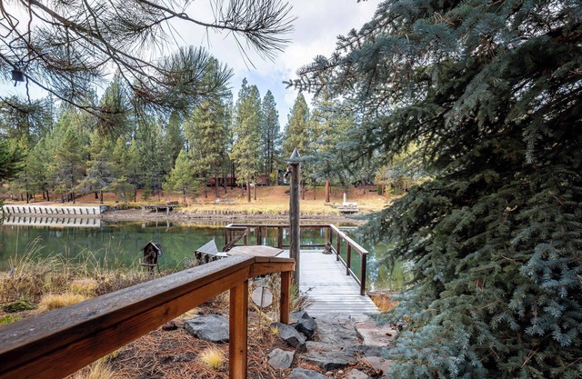 3 Bd and 2.5 ba, Riverfront, in Sunriver, Oregon