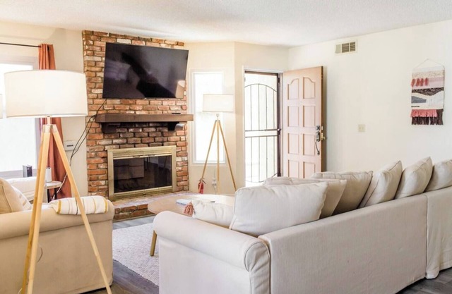 3 BD/Family Friendly/Great Location