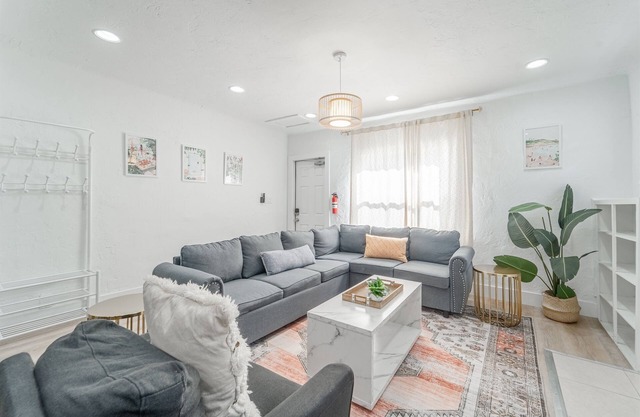 3 BD with Parking and Shared Yard - Palm Wave Says