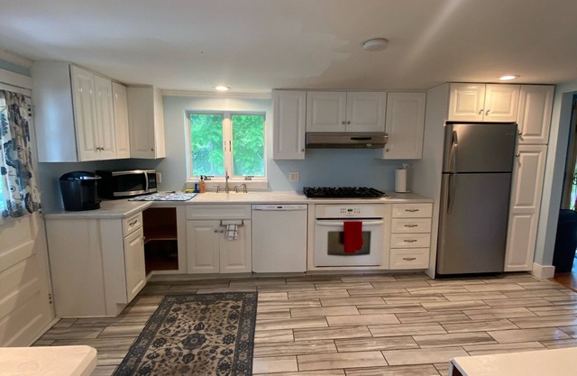 3 bdrm cottage in heart of Southern Berkshires- mountain trails; walk to town