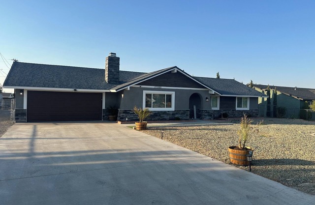 3-bdrm house in charming Apple Valley w/WiFi, AC, encl'd patio, & large yard.
