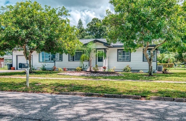 3 Bed/2.5 Bath - Quiet location close to beach!