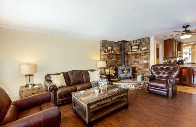 3 Bed 2 Bath, Pet Friendly, Midtown Bend!