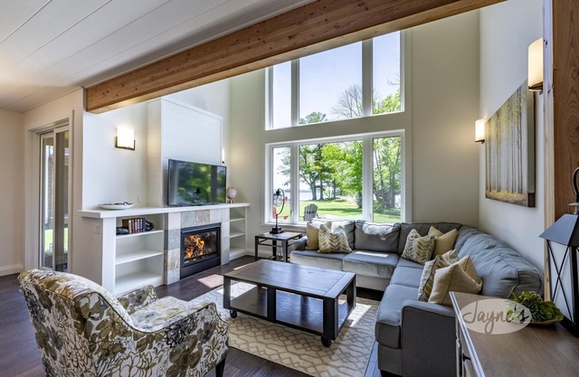 3 + bed 2 bath Villa on Lake Muskoka