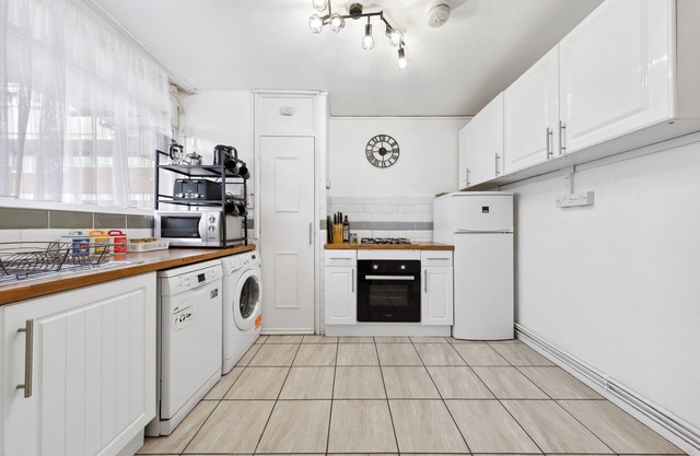3 Bed Apt near Broadway Market with parking