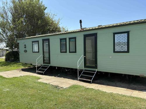 3 Bed Cabin - Sleeps 6 - Pool - Parking - Wifi