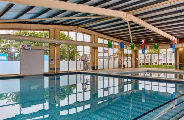 3 Bed Caravan Sleeps 8 - Parking, Bbq, Pool