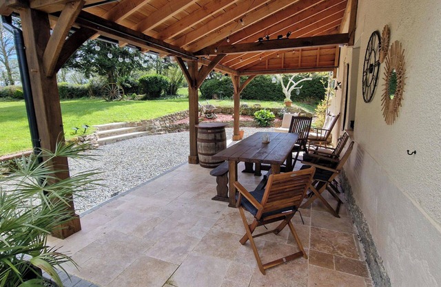 3 Bed Cottage Sleeps 6 - Enclosed Patio -Fireplace