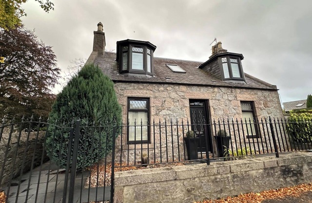 3 Bed Cottage Sleeps 2 with Parking, Garden & Wifi