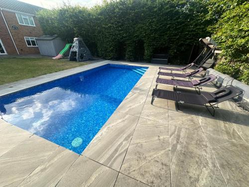 3 Bed heated pool spacious home In Tilehurst