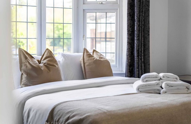 3 Bed House in Hendon with Private Garden&Parking