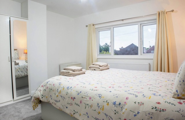 3 Bed House Sleeps 6 - Free Parking -Tv & Wi-Fi