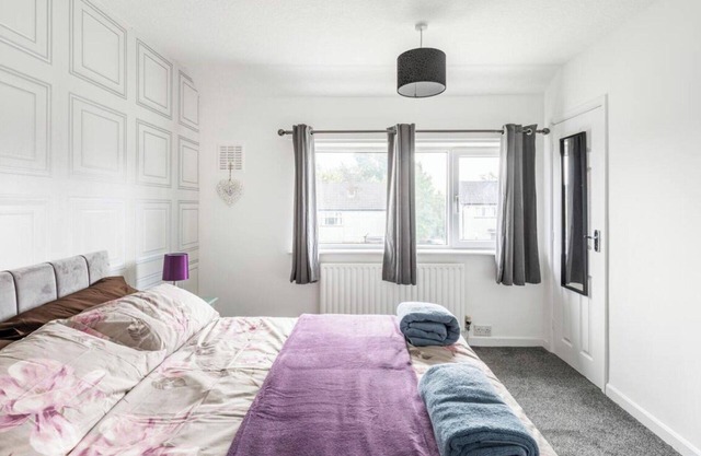 3 Bed House - Sleeps 5 - Parking - Garden - Wifi