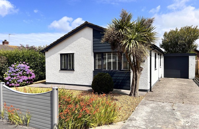 3 Bed House - Sleeps 5 - Pets - Garden - Parking