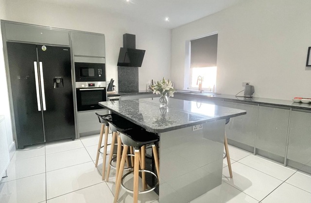 3 bed large modern House/apartment-Free parking