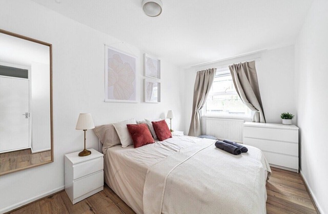 3-Bed Stylish Garden House, Haggerston, Parking