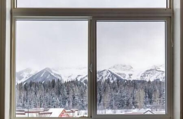 3 Bed Townhouse - Fireplace - Great Location