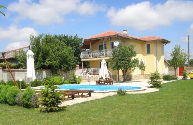3 bed villa (sleeps 6-8), heated pool, a/c, garden, village location, by sea