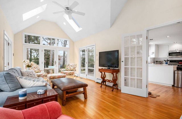 3 bedroom, 2.5 bathroom, sleeps 10, half mile to beach