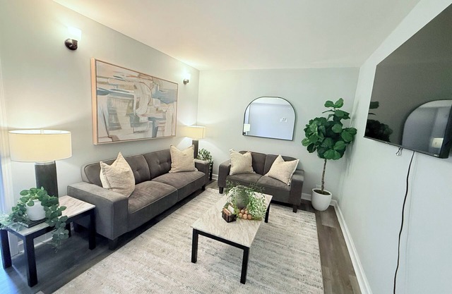 3-bedroom, 2 bath apartment, parking included-25 min to downtown Chicago